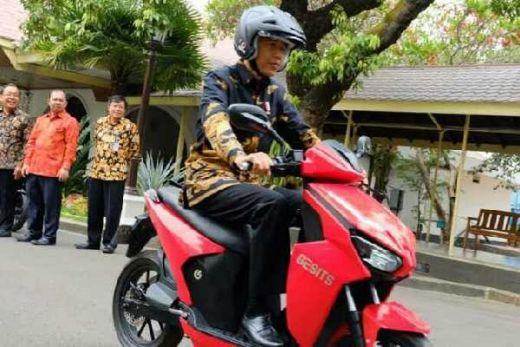 Sudah Jajal di Istana, Jokowi Mau Beli Motor Gesits 100 Unit