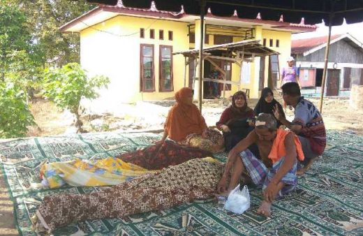 Rumahnya Hancur Akibat Gempa, 10 Jenazah Warga Pidie Jaya Disemayamkan di Meunasah