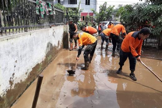 BAZNAS Sewa Mobil Tangki Warga Bersihkan Lumpur Sisa Banjir Medan