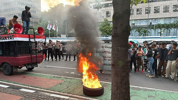 Aksi Bakar Ban Warnai Protes Kecurangan Pilkada Jakarta di Menteng