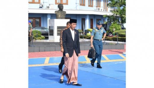 Ditanya Merek Sarungnya, Jokowi: Masak Saya Harus Copot?