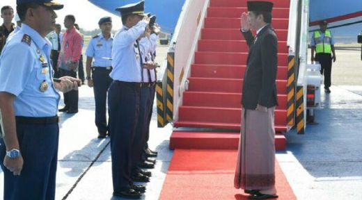 Jokowi Pakai Sarung Naik Pesawat Kepresidenan