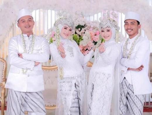 Gelar Acara Bersamaan, Pernikahan Kakak Adik Kembar Ini Curi Perhatian