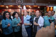 Ketua MPR RI Terima Tongkat Raja Batak Tunggal Panaluan dan Pakaian Adat Raja