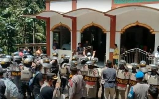 Detik-detik Polisi Kepung Warga Wadas saat Doa Bersama di Masjid