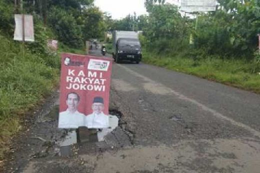 Waduh... Poster Jokowi-Maruf Dijadikan Penanda Jalan Berlubang di Malang