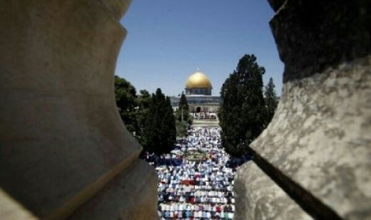 Dilarang Israel Masuk Masjid Al Aqsa, Muslim Palestina Shalat di Halaman