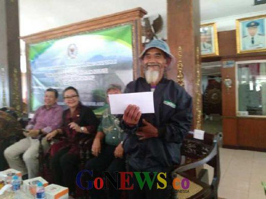 Terima Penghargaan Penyelamat Lingkungan di Riau, Mbah Sadiman Akan Tanam Pohon Bareng Wartawan DPR di Wonogiri