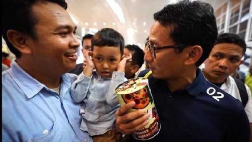 Sandiaga Terharu Dapat Hadiah Celengan dari Sandiaga Uno Kecil di Medan