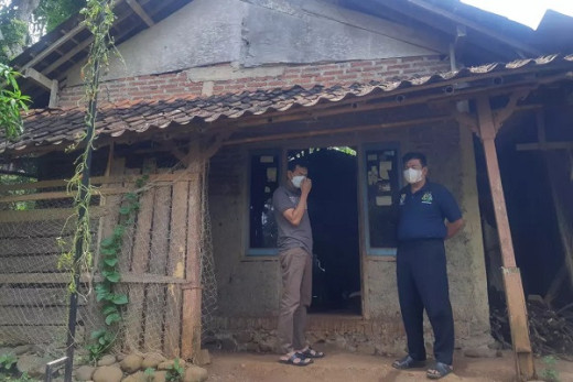 Sambangi Rumah Bocah Viral Pencuri Rokok, Mantan Wabup Batang Berurai Air Mata