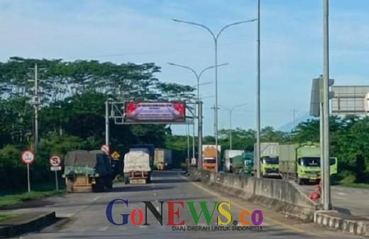Ultimatum Kasatlantas Polres Batang Tak Digubris, Sopir Tetap Bandel Parkir Truk di Exit Tol Kandeman