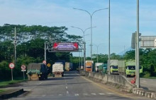 Ultimatum Kasatlantas Polres Batang Tak Digubris, Sopir Tetap Bandel Parkir Truk di Exit Tol Kandeman