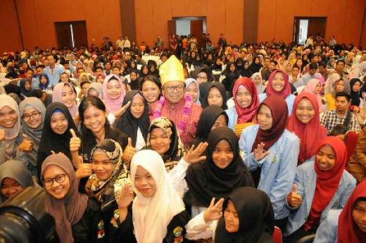 Beri Kuliah Kebangsaan, OSO Ajak Ratusan Mahasiswa Universitas Riau Jauhi Narkoba
