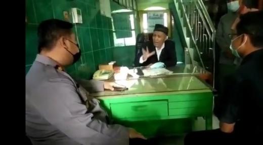 Viral Video Takmir Masjid di Surabaya Ceramahi Kapolsek Soal Masker