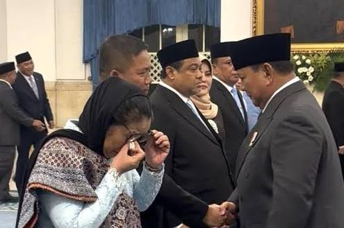 Nanik S Deyang Resmi Dilantik Jadi Kepala Badan Gizi Nasional, Usap Air Mata Pakai Tisu Usai Bersalaman dengan Prabowo