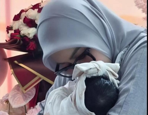 Syahrini Bagi Foto Baru bersama Buah Hati, Warganet Puji Rambut Princess R