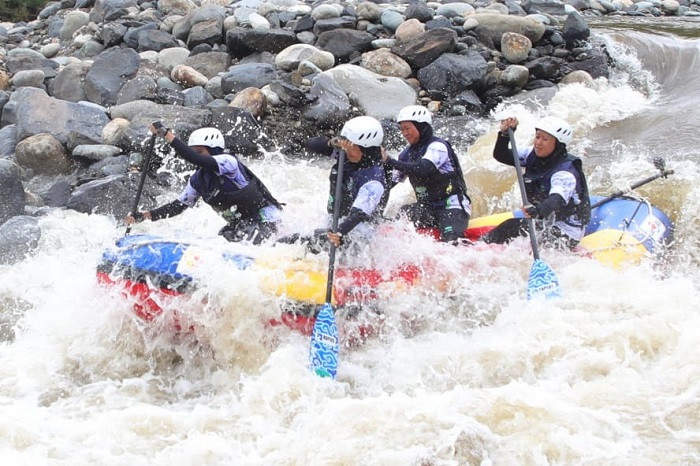GoNews.co Peserta Arung Jeram sedang mel