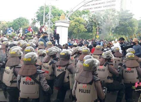 Demo Ricuh, Pintu Barat Halaman Grahadi Surabaya Jebol