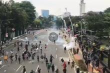 Gas Air Mata Ditembakkan ke Massa Demo di Gambir