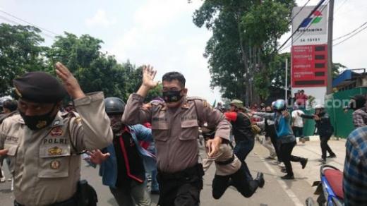 Barikade Polisi Jebol, Assalamualaikum, Anak STM Datang Bawa Pasukan