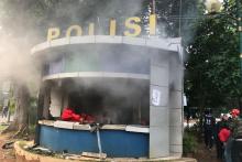 Bentrok Massa dengan Polisi, Pospol Patung Kuda Dibakar