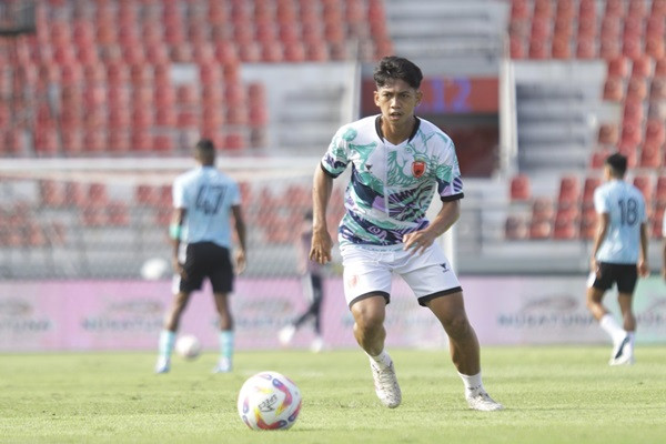 Bernando Tavares Berikan Perhatian Pemain Muda PSM Makassar
