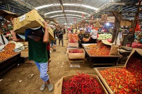 Harga Sembako Hari Ini Berfluktuasi, PIHPS Catat Cabai Rawit Merah Tembus Rp102.250