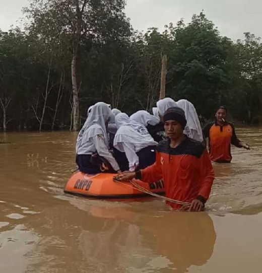 Hujan Disertai Angin Landa Riau, Aceh, Bandung dan Medan, Ribuan Rumah Terendam Banjir