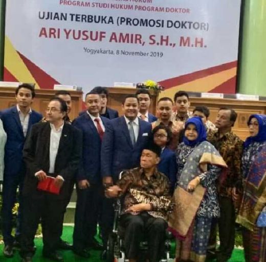 Predikat Sangat Memuaskan, Ari Yusuf Amir Resmi Sandang Gelar Doktor S3 di UII