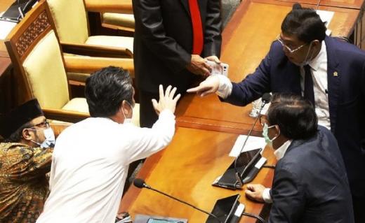 Panas! Ketua Fraksi PDIP Hampiri Legislator PKS yang Sindir Puan