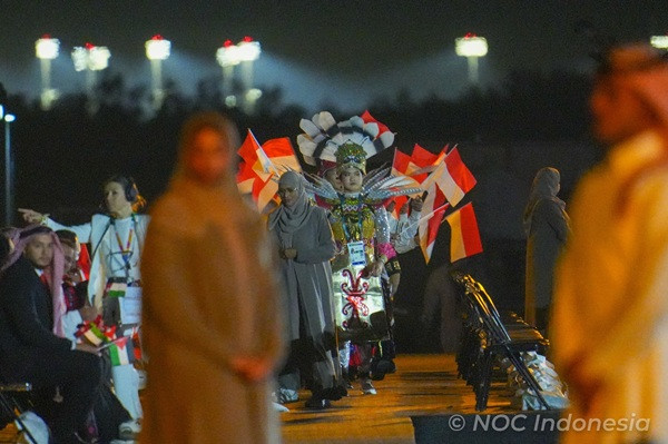 Kontingen Indonesia Pakaian Adat Borneo di Pembukaan ISG Riyadah 2025