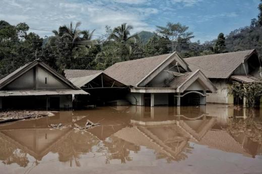 Luapan Banjir Lahar Dingin Semeru Mulai Genangi Rumah Warga