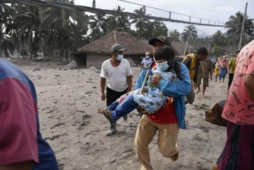PKS Minta Ibu, Anak dan Lansia Korban Musibah Semeru Dapat Perhatian Khusus