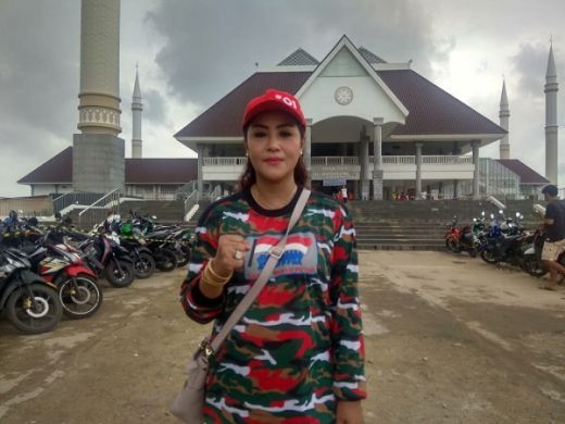 Maria Eva Kerja Bareng Laskar Merah Putih Baksos Banjir Bandang Cengkareng