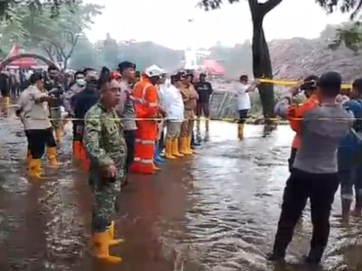 Pramono Anung Tinjau Evakuasi Korban Longsor TPST Bantar Gebang