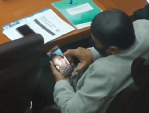 Viral, Anggota Komisi IX DPR RI Diduga Menonton Video Bokep saat Sedang Rapat Vaksinasi