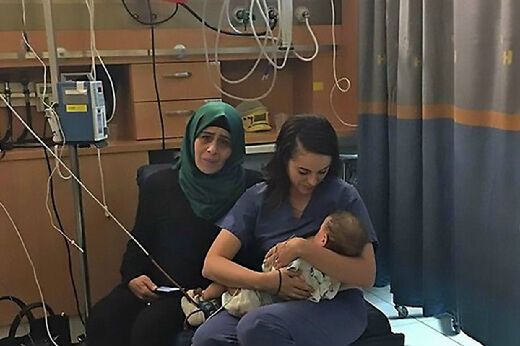 Perawat Yahudi Susui Bayi Palestina yang Ibunya Terluka Parah Akibat Kecelakaan