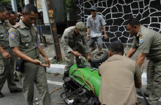 Razia, Satpol PP Minta Tukang Tambal Ban Buka Online, Tukangnya Bingung