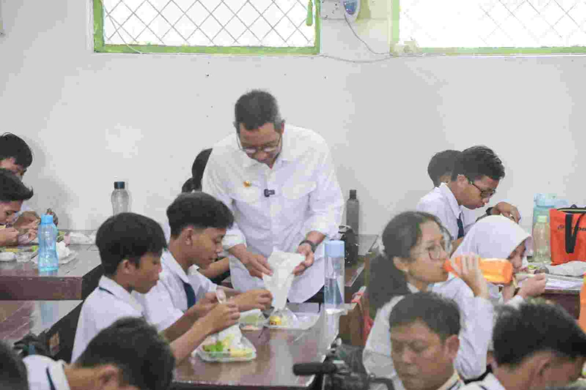 Pj Gubernur DKI Tinjau Pemberian Makan Bergizi Gratis Di SDN Manggarai 01