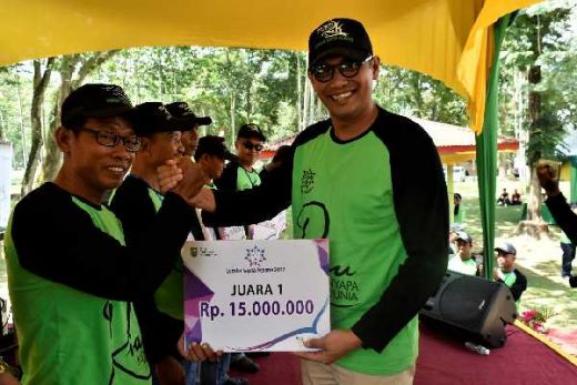 Pemerintah Serahkan 72 Juta Rupiah ke Pemenang Lomba Sapta Pesona di Pekanbaru