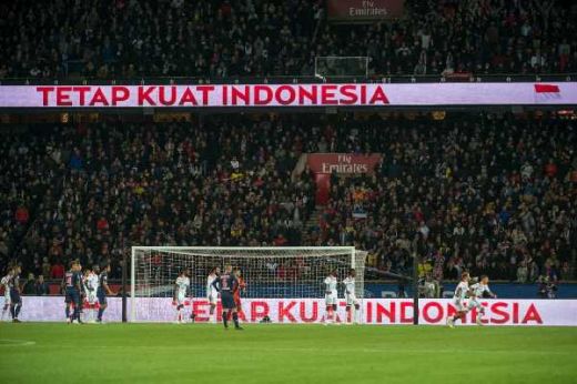 Dukungan untuk Korban Tsunami, Tulisan Tetap Kuat Indonesia Terpampang saat PSG Bantai Lyon 5-0