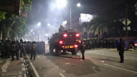 Akhirnya Polisi Pukul Mundur Massa Demo Omnibus Law di Harmoni