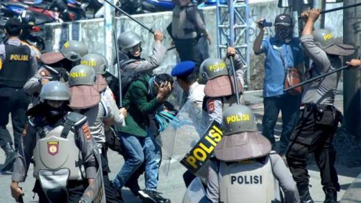 ICW Duga Polisi Belanja Rp408 Miliar untuk Persiapan Demo Omnibus Law