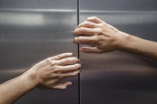 5 Orang Termasuk 1 Balita Terjebak dalam Lift Gedung di Rawamangun