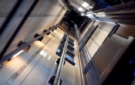 Tim Damkar Turun Tangan Evakuasi 5 Orang yang Terjebak di Dalam Lift