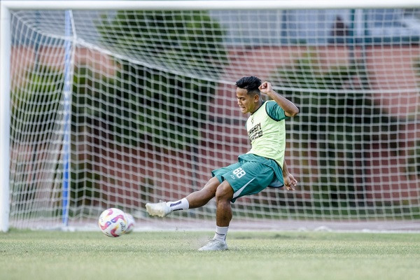 Toni Firmansyah Akan Perkuat Persebaya Surabaya Hadapi Persib Bandung
