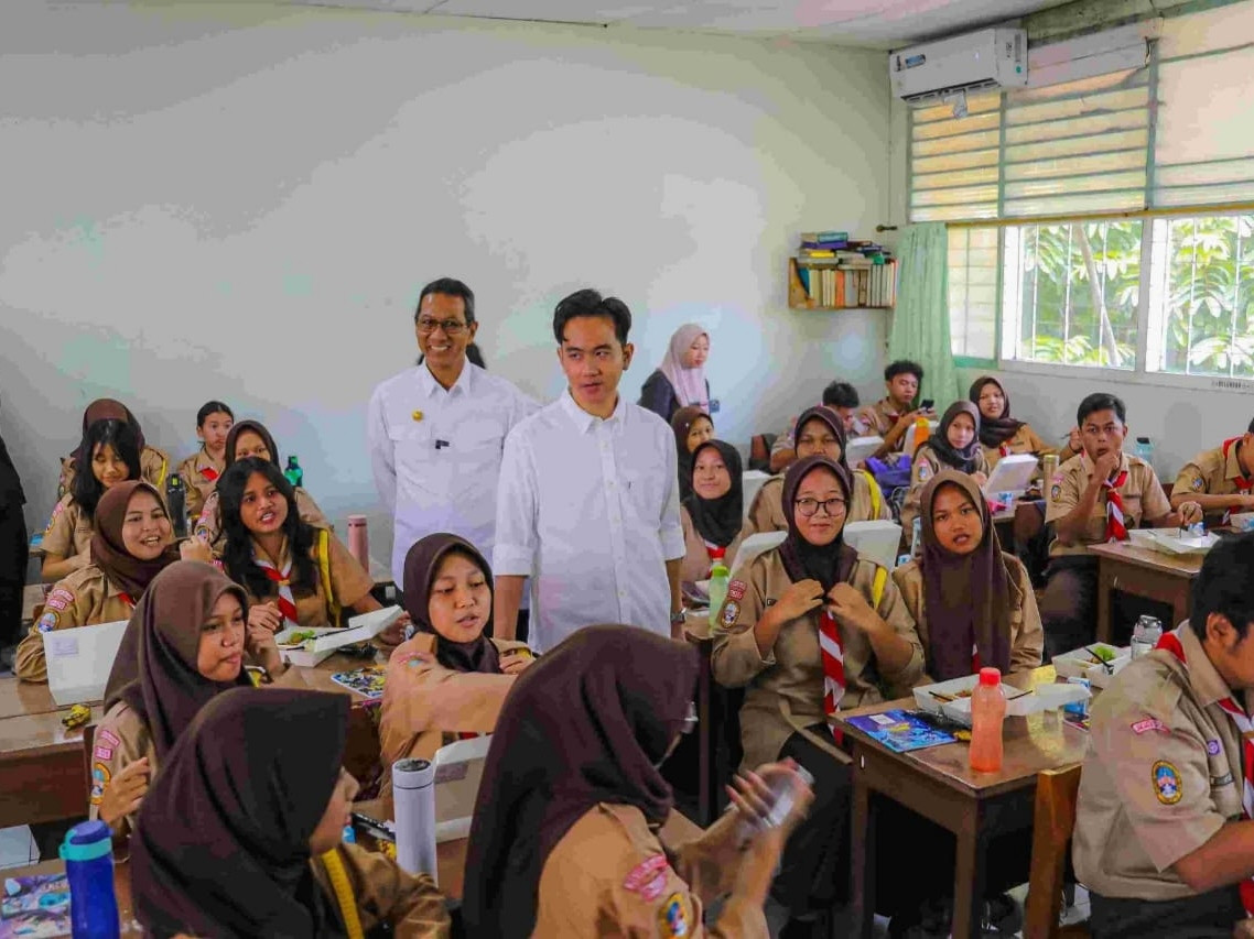 Heru-Gibran Tinjau Uji Coba Makan Bergizi Gratis di SMAN 70