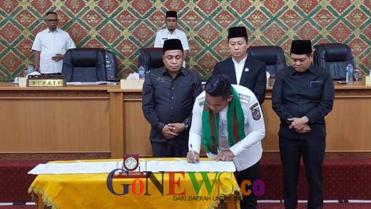 Bupati Zukri dan Pimpinan DPRD Teken Nota Kesepakatan KUA-PPAS APBD Pelalawan 2023