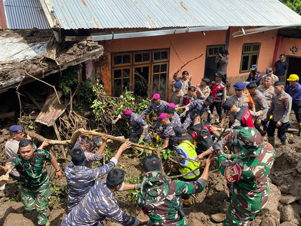 Dari Sulut, Prajurit Marinir TNI AL Terus Hadir Cari Korban Hilang di Tengah Longsor