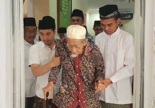 Temui Kiai Maimoen Zubair di Semarang, UAS Dapat Wejangan Khusus